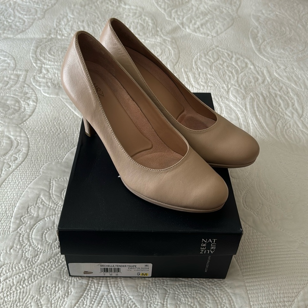 Naturalizer MICHELLE PUMP size 9 like new